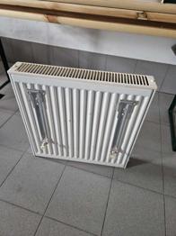 2 Heizkörper zu verschenken - inkl. Aufhängungen & Anschlussverschraubungen
