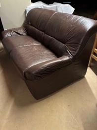 Ledercouch, Holzunterbau, Leicht. bitte abholen wird sonst am 20.04. entsorgt