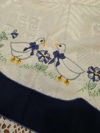 Oster Tischdecke / bestickte Mitteldecke mit Gänsen