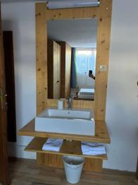 Waschtischunterbau mit Rückwand und Spiegel ohne Waschbecken und Armatur