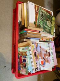 Ganze Kiste voll Bücher zu VERSCHENKEN