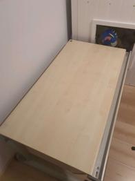 Höhenverstellbarer Kinderschreibtisch