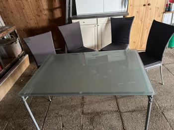 Glastisch mit 4 Sessel