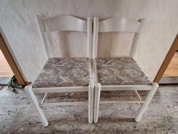 2 Stühle - Holz mit gepolsterter Sitzfläche