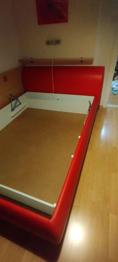 Rotes Stauraumbett