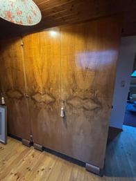 Großer Schrank mit Einlegefächern