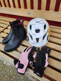 Reitschuhe, Handschuhe und Radhelm