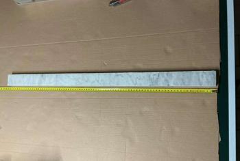 Rest von einem Marmorstein