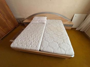 Tischler-Doppelbett inkl. Matratzen und Nachttischen ZU VERSCHENKEN