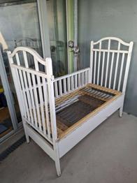 Kinderbett aus Holz, Terassenmöbel