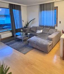 Großes Sofa, das den Weg frei macht