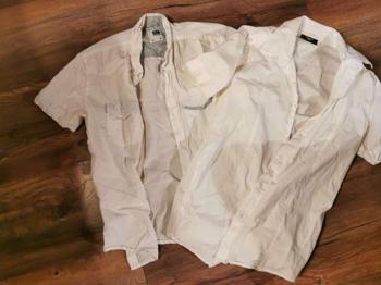 2 weiße Männerhemden