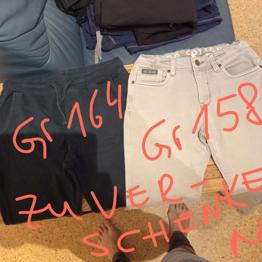 Graue Jeans hat Fleck am Knie