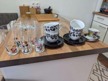 Kaffeetassen und Gläser