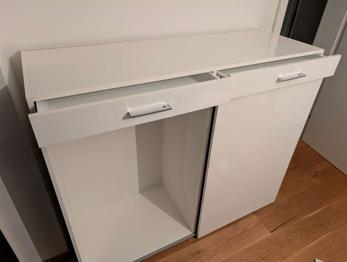 Kasten mit Schiebetür und Laden