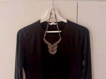 NEUwertig Body-Shirt von H&M und Statement-Kette zu verschenken