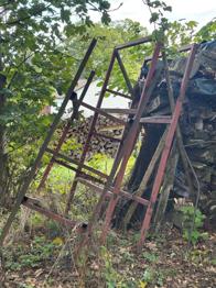 DIV. ALTEISEN, DRAHTGITTER, 3 WAGENRÄDER , PALETTEN, HOLZ.