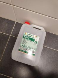 Jede Menge saubere 5 Liter Kanister