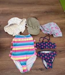 Badeanzug und Sommerhut 98