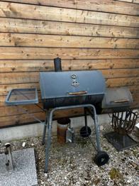 Jamestown Kohlengriller mit Smoker