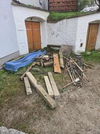 Diverses Altmetall, Holz, Zaungitter, Betonpfosten, Rohre