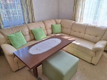 Wohnlandschaft mit Tisch