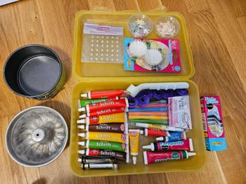 Zahlreiches Backzubehör (Zuckerschrift, Lebensmittelfarben...)