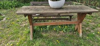 Gartentisch aus Holz