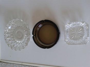 Verschenke 3 Aschenbecher.