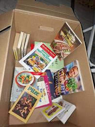 Kiste voller Kochbücher