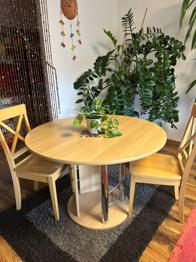 Ausziehbarer Tisch mit 2 Sesseln