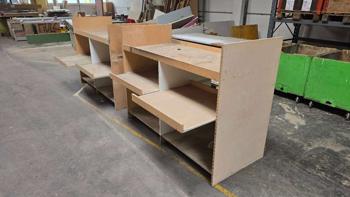 2 Stk Sperrholzregale mit Auszugfächern