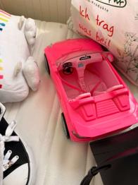 Barbie-Auto mit 3 Barbiepuppen und Kleidung.