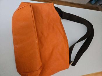 Orange Beuteltasche mit braunem verstellbarem Gurt