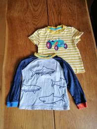 zweiteiliges Set von Frugi kurzarm T-Shirt mit Traktor und langarm T-Shirt mit Haien - Setpreis!