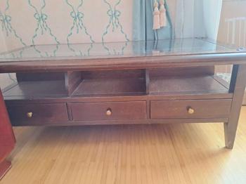 Couchtisch Vollholz und Glas