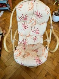 Kaputter Vintage Schaukelstuhl, Drehstuhl mit Auflage