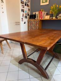 Rustikaler Vollholztisch aus Nussholz