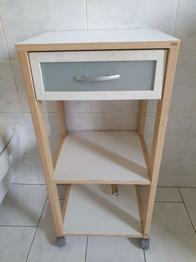 Kästchen mit Schublade und Rollen