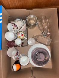 Geschirr, Tassen, Teller, Flaschen