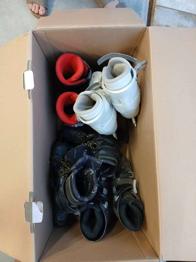 Schlittschuhe, Skischuhe und Inlineskates