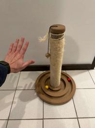 Mini Kratzbaum mit Sisal-Säule, Spielbällen und Holzsockel - Katzen Kratzspielzeug