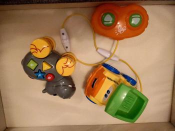 Ferngesteuertes Lastauto und Musiknilpferd