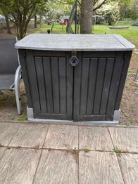 NUR GESAMT ! - Keter Aufbewahrungsbox / 2x Schneider Balkonschirm / 2x Schirmständer