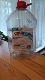 11 leere 5-Liter-Kanister