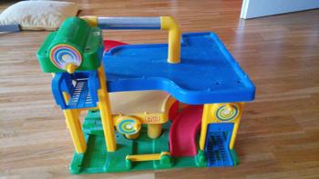 Parkgarage mit funktionierenden Lift