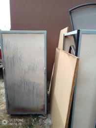 Container ca. 80x80x180 cm mit reifen zum rollen.