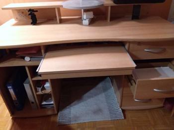 COMPUTERSCHREIBTISCH