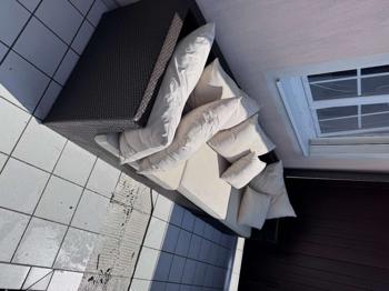 Geflechtsofa inkl. Auflagen und Pölster in Creme (Schäden auf der linken Seite)