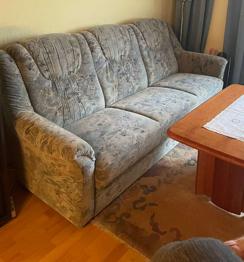 Sitzbank mit Ausziehbett & Hocker & Teppich